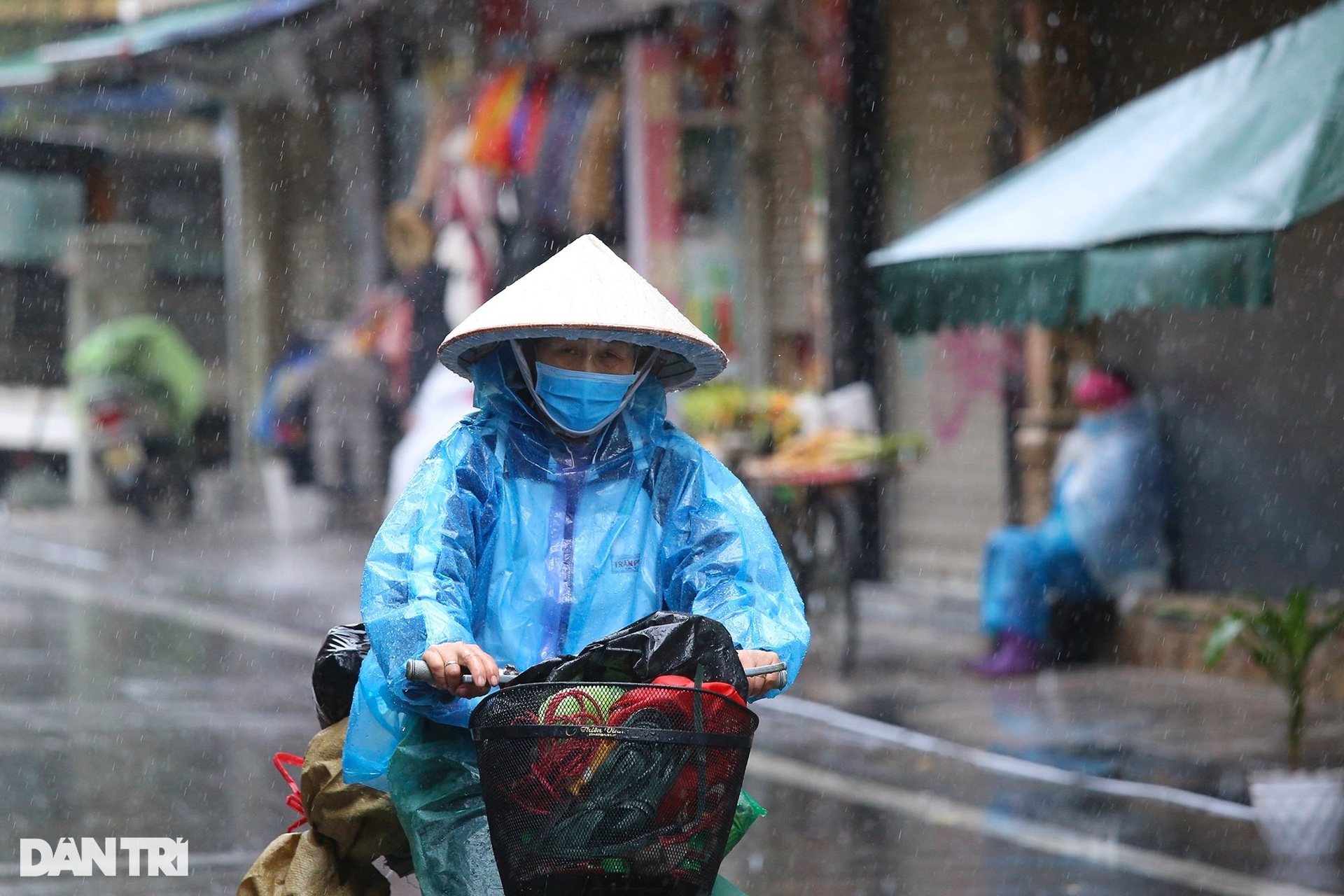 Mưa rét khiến cuộc sống của người dân Hà Nội gặp nhiều khó khăn - 12 Mưa rét khiến cuộc sống của người dân Hà Nội gặp nhiều khó khăn - 12