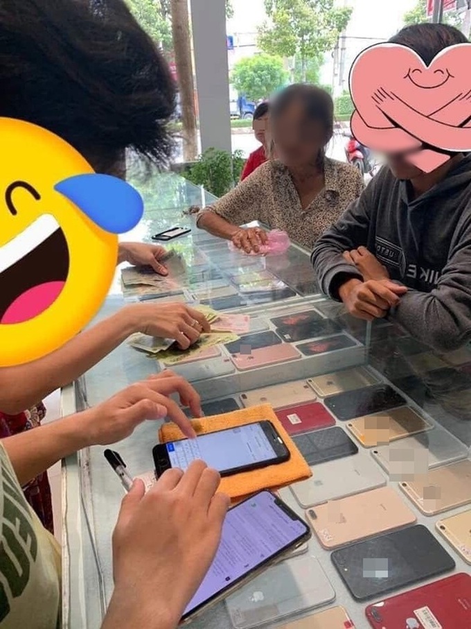 Tiếng gọi cửa đêm khuya khiến chủ cửa hàng điện thoại bất ngờ, câu chuyện đằng sau mới xót xa - Ảnh 1. Tiếng gọi cửa đêm khuya khiến chủ cửa hàng điện thoại bất ngờ, câu chuyện đằng sau mới xót xa - Ảnh 1.