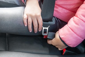 Khi nào trẻ em có thể dùng dây an toàn người lớn trên ô tô?
