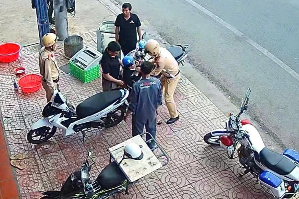 Người phụ nữ ngất xỉu bên đường, được CSGT đưa đi cấp cứu kịp thời