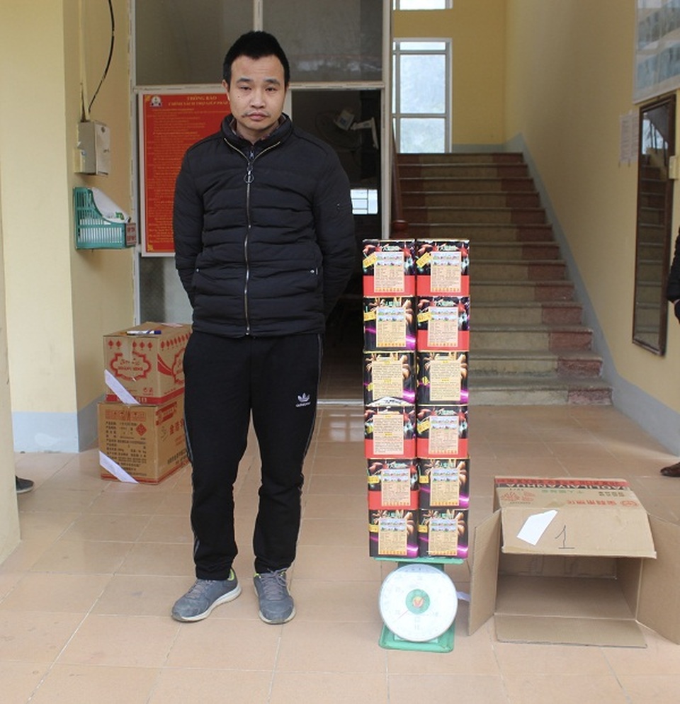Bắt giữ các đối tượng vận chuyển hơn 130kg pháo nổ - 2 Bắt giữ các đối tượng vận chuyển hơn 130kg pháo nổ - 2