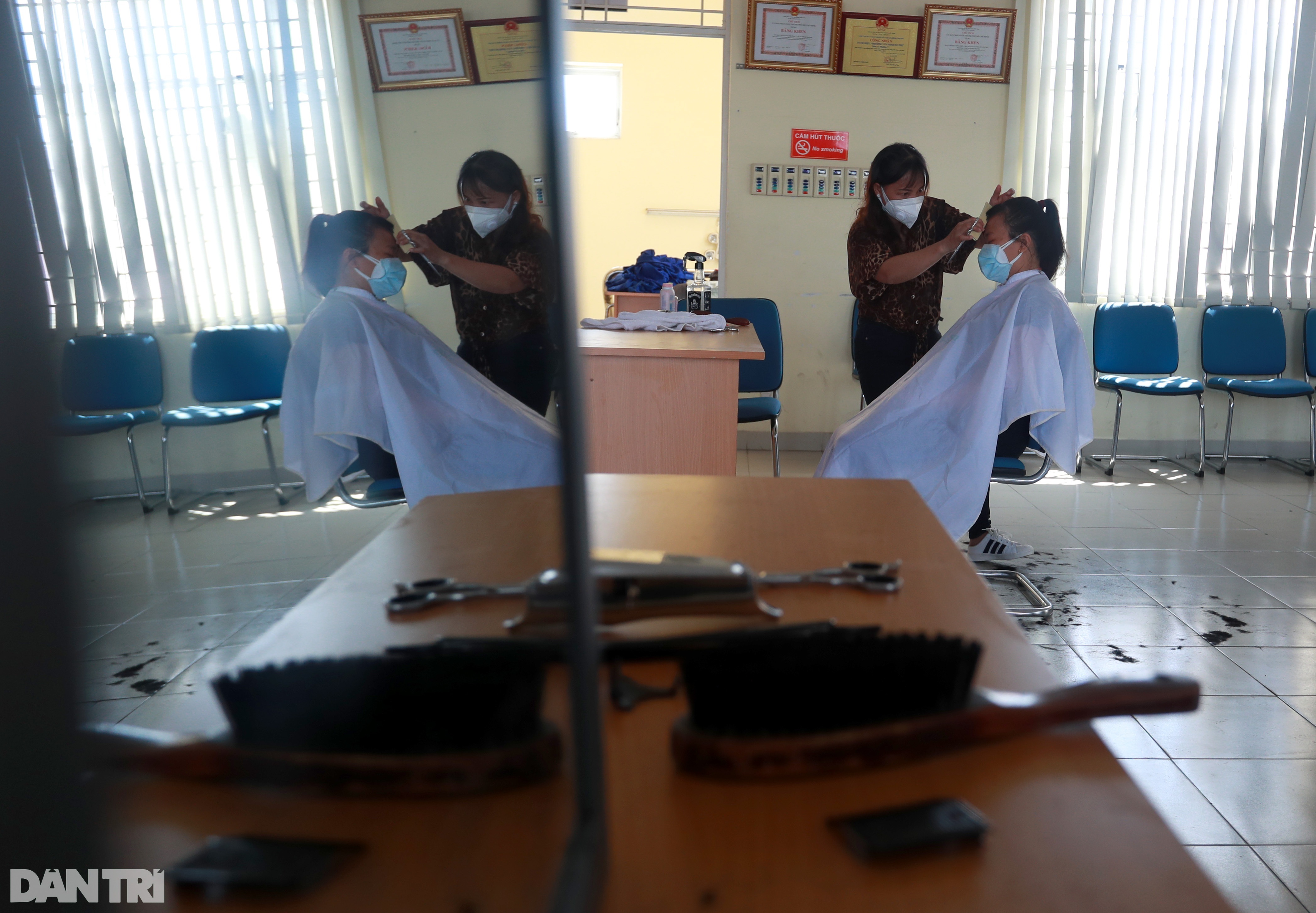 Bộ đội được cắt tóc dã chiến sau nhiều ngày dầm mưa, dãi nắng ở Sài Gòn - 11 Bộ đội được cắt tóc dã chiến sau nhiều ngày dầm mưa, dãi nắng ở Sài Gòn - 11