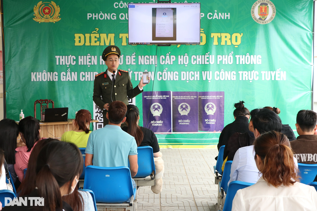 Công an cử thêm lực lượng hỗ trợ người dân gặp khó khi làm hộ chiếu online - 2 Công an cử thêm lực lượng hỗ trợ người dân gặp khó khi làm hộ chiếu online - 2
