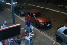 Bị lốp ô tô văng trúng khi đang ngồi nhậu trên vỉa hè