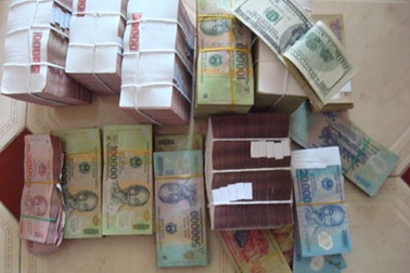 Bắn thủng lốp ô tô, cướp 2,4 tỉ đồng giữa TPHCM