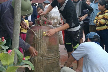 Phát hiện chuông cổ nặng 2 tạ trên cánh đồng