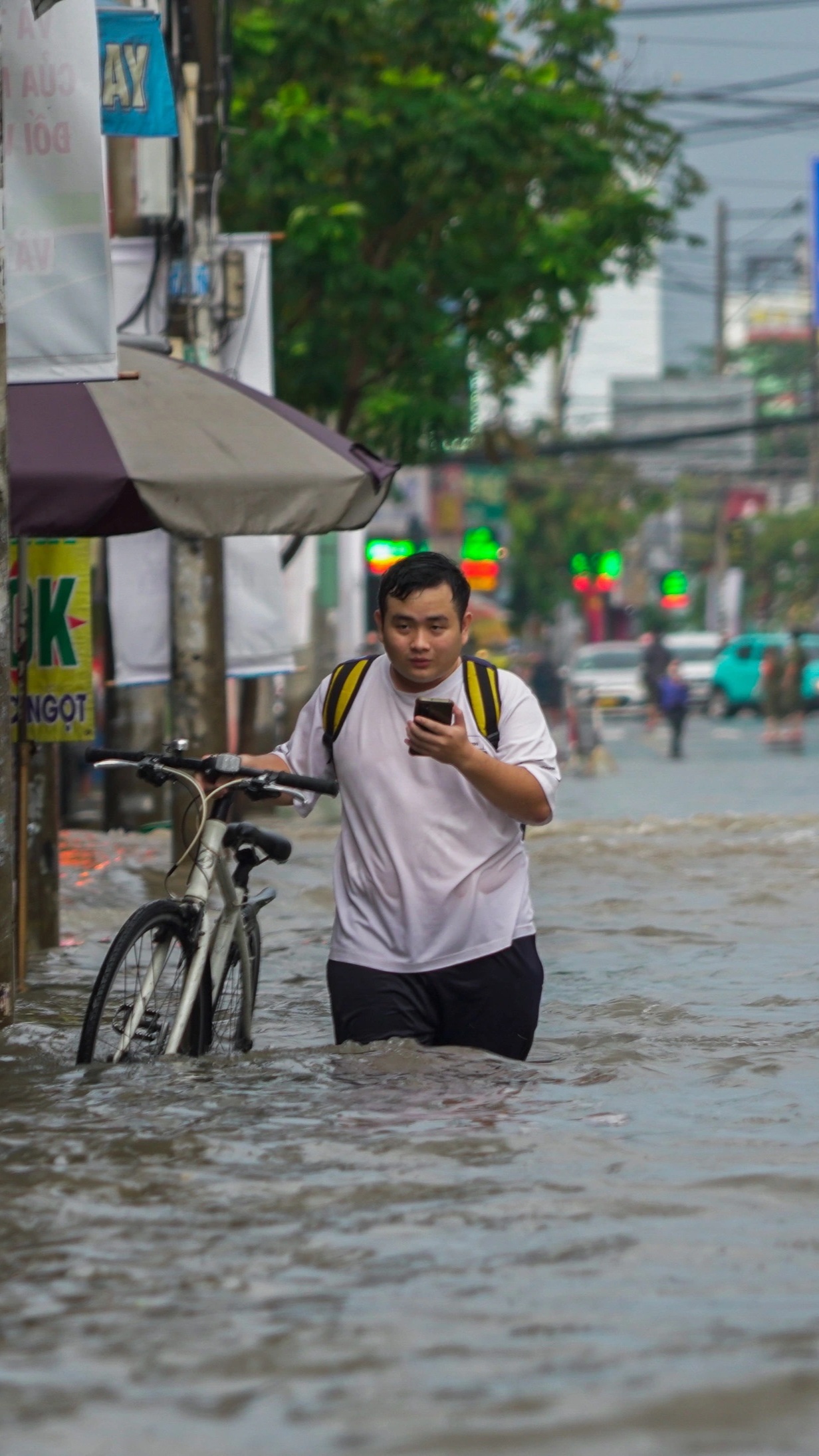 Người dân TPHCM ngao ngán vì cứ mưa là ngập