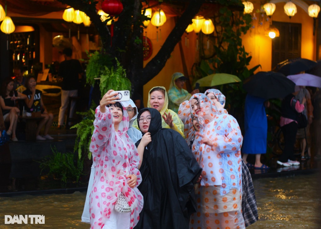 Du-khach-tham-quan-hoi-an-mua-nuoc-lut_congbinh 3 Du-khach-tham-quan-hoi-an-mua-nuoc-lut_congbinh 3