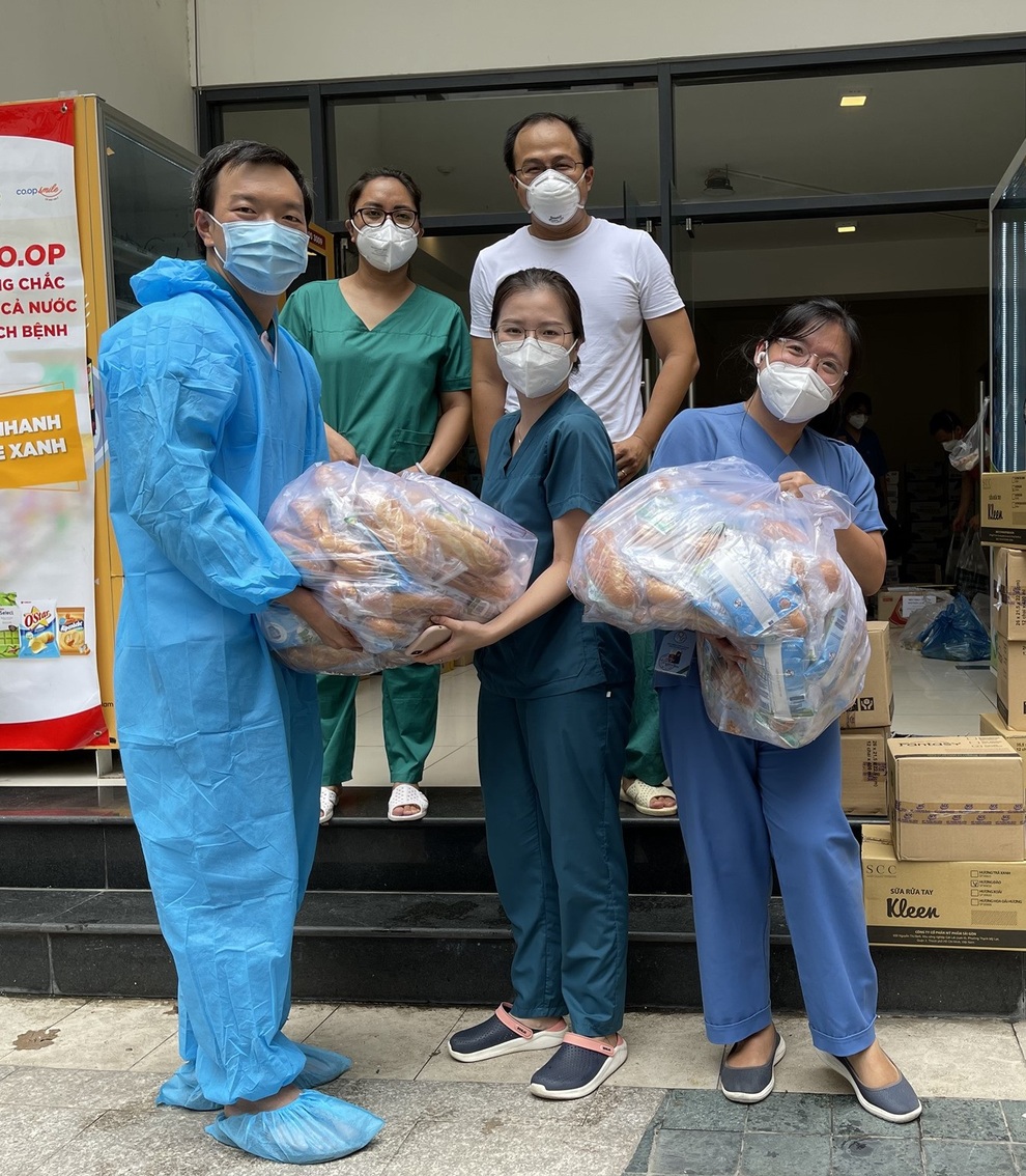 Sau cơn thập tử nhất sinh vì Covid-19, giám đốc đi đưa cơm trả ơn bác sỹ - 5 Sau cơn thập tử nhất sinh vì Covid-19, giám đốc đi đưa cơm trả ơn bác sỹ - 5