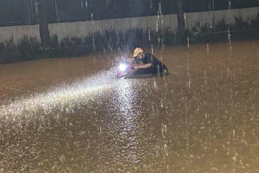 Nước dâng cao trong đêm, nhiều người dân Thái Nguyên lên mạng "cầu cứu"