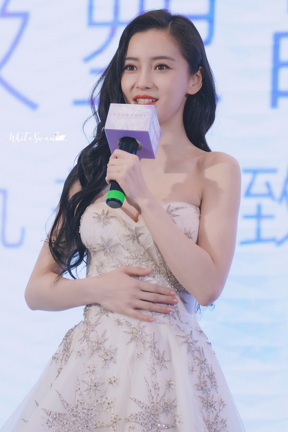 Giữa ồn ào tình tay ba, Angelababy xuất hiện xinh đẹp và quyến rũ - 1 Giữa ồn ào tình tay ba, Angelababy xuất hiện xinh đẹp và quyến rũ - 1
