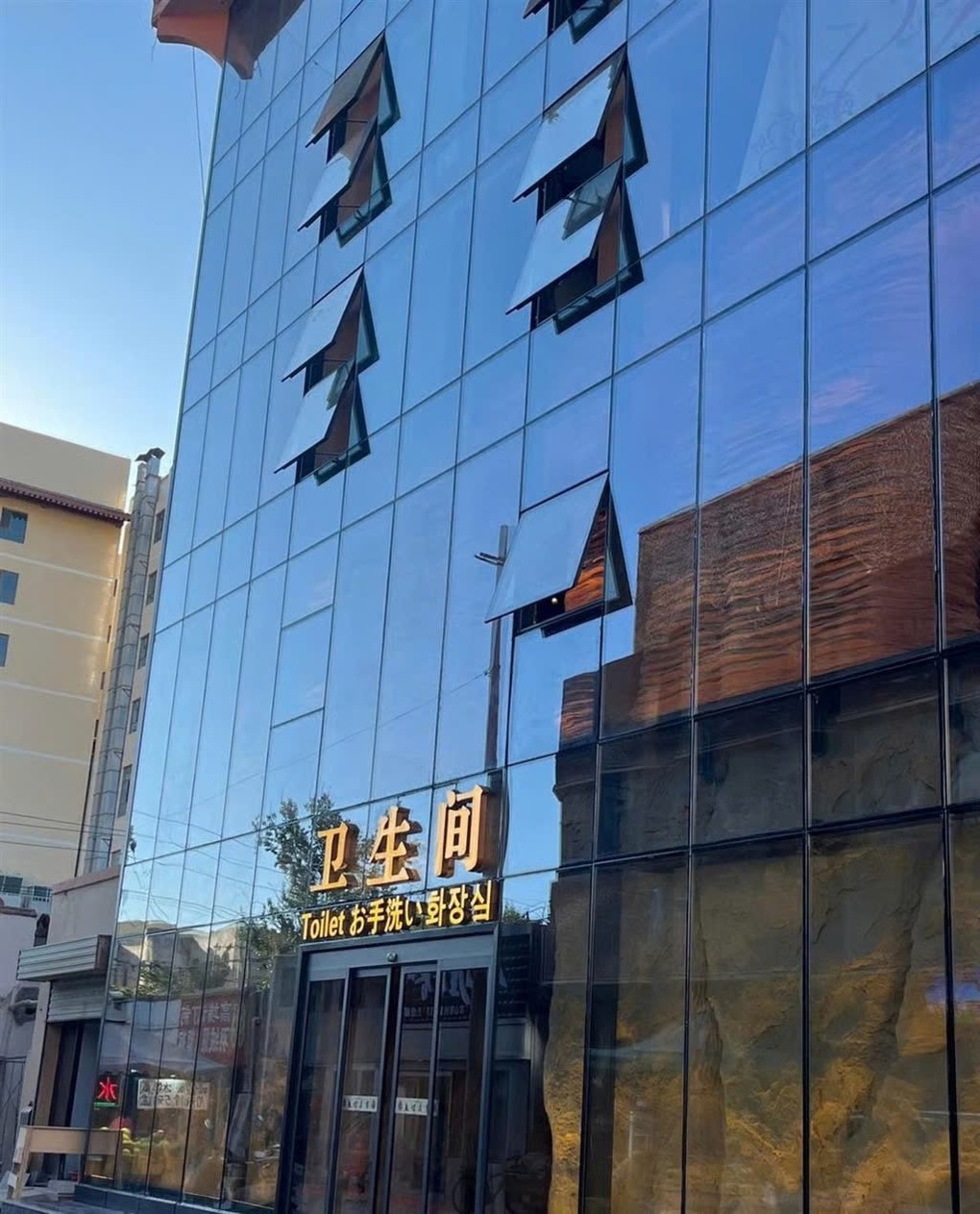 Nhà vệ sinh công cộng gây bão mạng vì quá đẹp, nhiều người kéo đến check-in - 3 Nhà vệ sinh công cộng gây bão mạng vì quá đẹp, nhiều người kéo đến check-in - 3