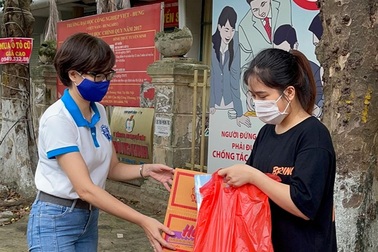 Tặng nhu yếu phẩm "cứu trợ" gần 1000 sinh viên mắc kẹt tại Hà Nội