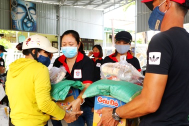 Hàng trăm phần quà tặng người nghèo, khó khăn giữa dịch bệnh Covid-19