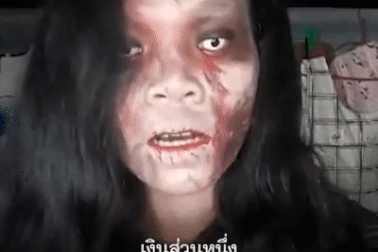 Hóa trang thành "xác sống" bán quần áo người đã khuất