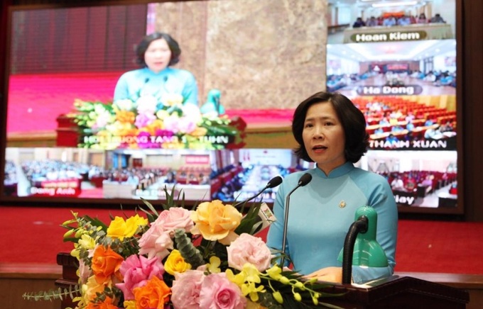 Chủ tịch hội LHPN TP Hà Nội Lê Kim Anh trình bày báo cáo tại cuộc đối thoại.