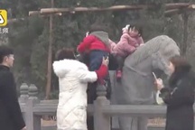 Phẫn nộ du khách Trung Quốc trèo lên ngựa cổ ngàn năm chụp hình