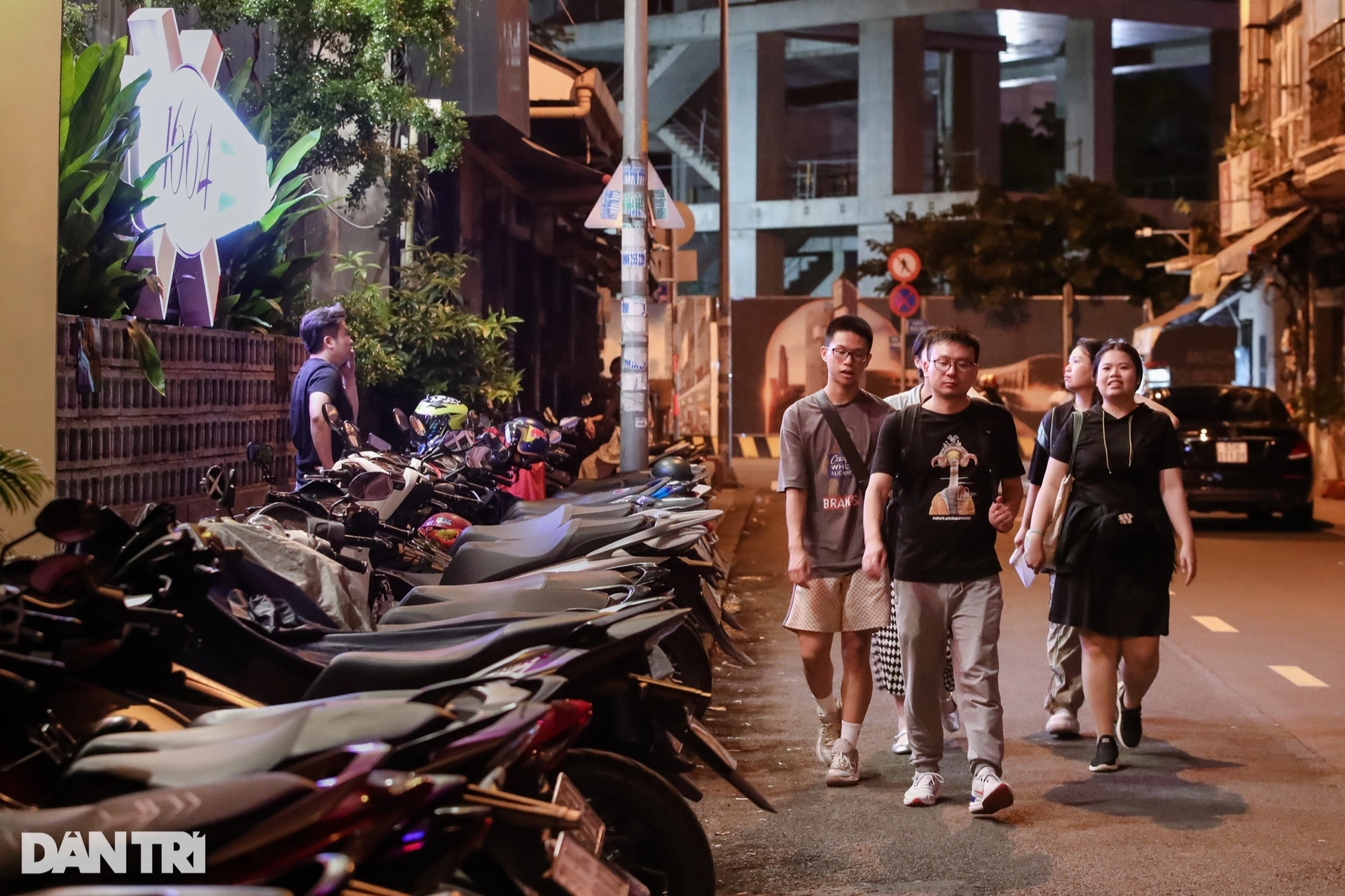 Vỉa hè, lòng đường ở TPHCM bị lấn chiếm như thế nào? - 10 Vỉa hè, lòng đường ở TPHCM bị lấn chiếm như thế nào? - 10