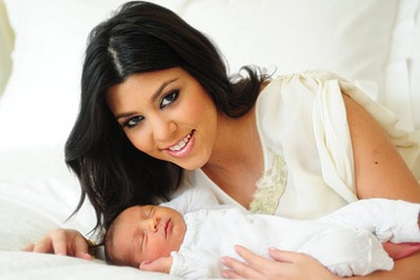 Chị gái cô Kim siêu vòng ba khoe quý tử