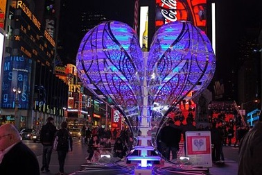 Trái tim cao 3m giữa Quảng trường Thời đại