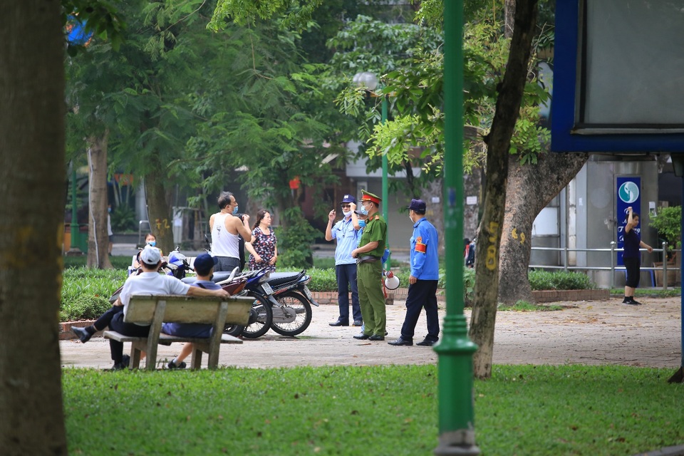 Hà Nội: Công viên đóng cửa, người dân đổ ra vỉa hè tập thể dục - 4 Hà Nội: Công viên đóng cửa, người dân đổ ra vỉa hè tập thể dục - 4