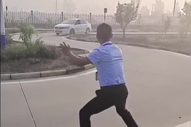 Chết cười với tình huống bất lực của giáo viên dạy lái xe