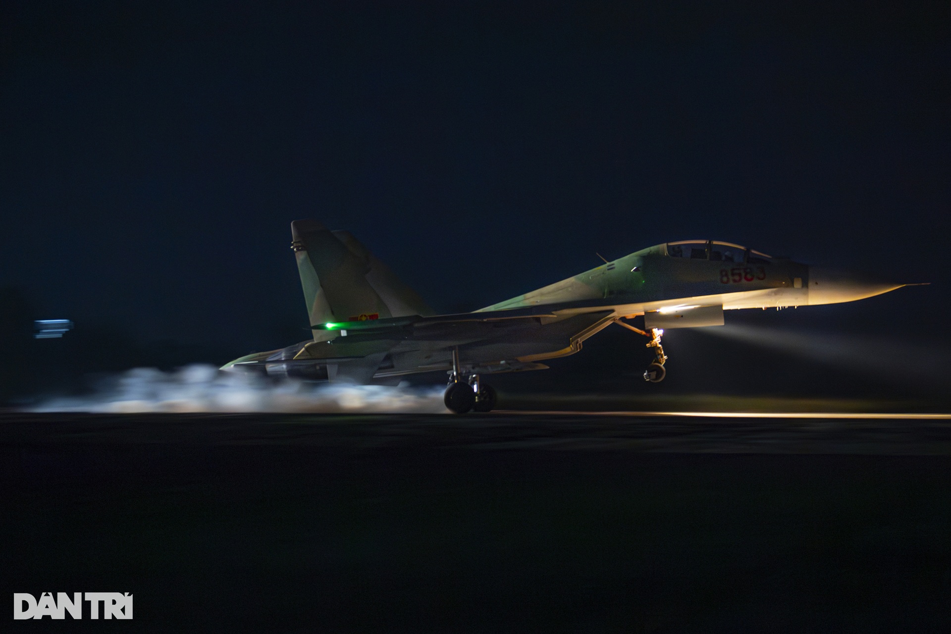 Chiêm ngưỡng hổ mang chúa SU-30MK2 xuất kích huấn luyện bay đêm - 11 Chiêm ngưỡng hổ mang chúa SU-30MK2 xuất kích huấn luyện bay đêm - 11