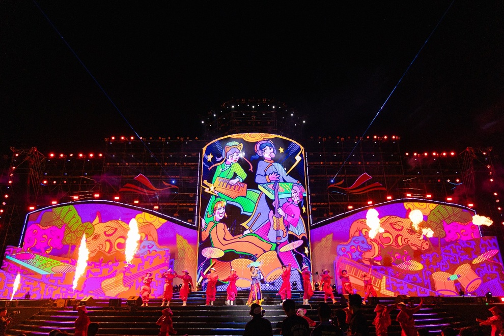 Hàng nghìn khán giả hòa trong không gian văn hóa nghệ thuật La Tiên Show - The Cội - 2 Hàng nghìn khán giả hòa trong không gian văn hóa nghệ thuật La Tiên Show - The Cội - 2