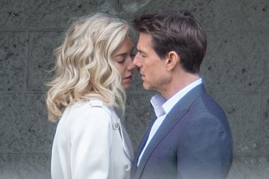 Tom Cruise dính nghi án “phim giả tình thật”