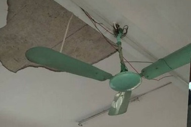 Học sinh nhập viện do mảng vữa trần rơi trúng đầu: Sở GD&ĐT nói gì?