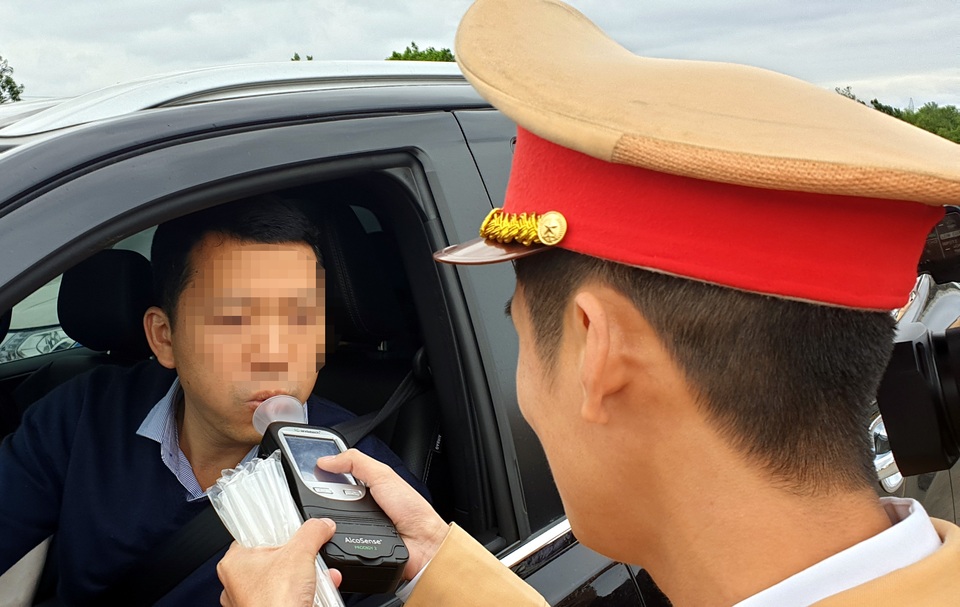 Dừng sử dụng phễu thổi khi kiểm tra nồng độ cồn thời corona - 1 Dừng sử dụng phễu thổi khi kiểm tra nồng độ cồn thời corona - 1