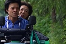 Chuyện tình của bà chủ quán U70 với bạn trai kém 23 tuổi