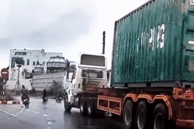 Ôm cua bất cẩn, hai thanh niên suýt bỏ mạng dưới bánh xe container