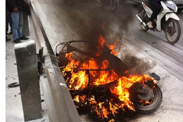 Khả năng cháy xe máy có nguyên nhân từ xăng dầu