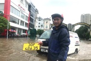 Chuộc biển số xe - dịch vụ "độc" ăn theo mưa ngập ở Hà Nội