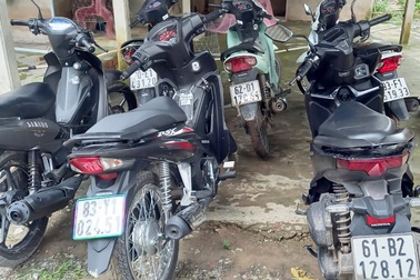 Phát hiện nhiều xe máy nghi bị trộm trong căn nhà hoang