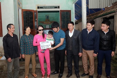 Trao hơn 90 triệu đồng tới cô giáo tiểu học bị kẻ xấu tạt a xít