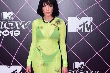 Halsey diện váy xuyên thấu phô nội y