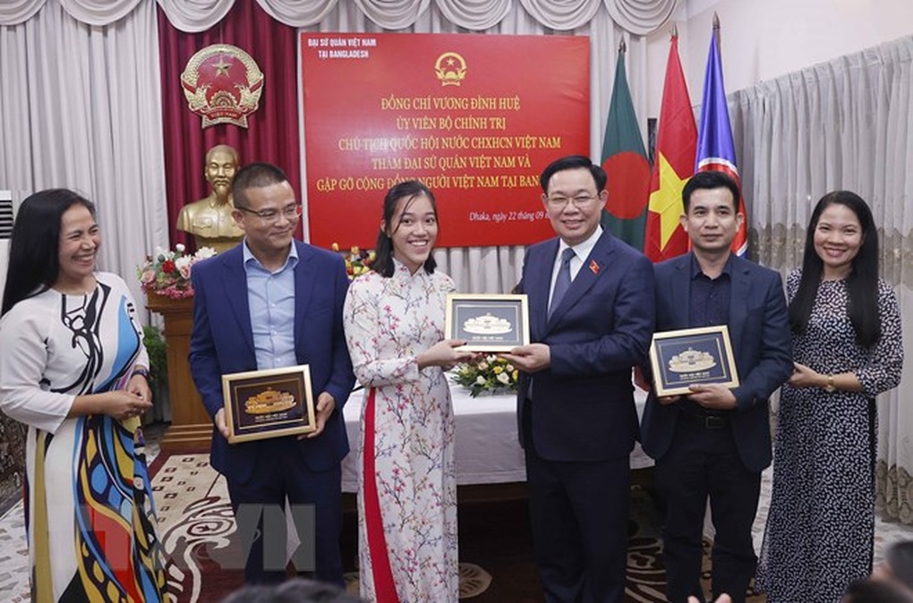 Chủ tịch Quốc hội Vương Đình Huệ gặp cộng đồng người Việt ở Bangladesh - 2 Chủ tịch Quốc hội Vương Đình Huệ gặp cộng đồng người Việt ở Bangladesh - 2