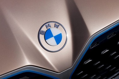 BMW ra mắt logo trong suốt
