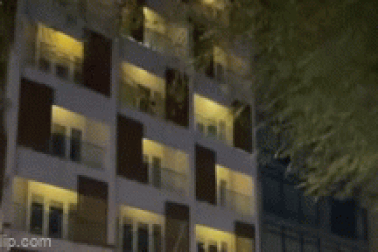 Một phụ nữ bất ngờ ném đồ đạc xuống "dọa" người đi đường khi đang cách ly