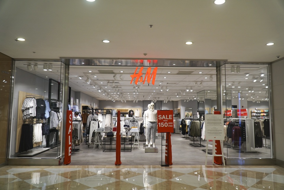 Hà Nội: Trung tâm thương mại vắng khách như đang.... cách ly xã hội! - 3 Hà Nội: Trung tâm thương mại vắng khách như đang.... cách ly xã hội! - 3