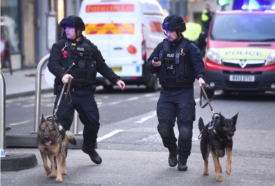 Tấn công khủng bố kinh hoàng ở trung tâm London, 3 người chết - 9 Tấn công khủng bố kinh hoàng ở trung tâm London, 3 người chết - 9