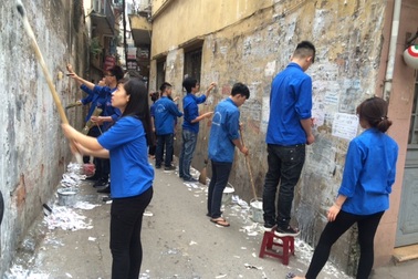 300 thanh niên Thủ đô ra quân làm vệ sinh đường phố dịp nghỉ lễ