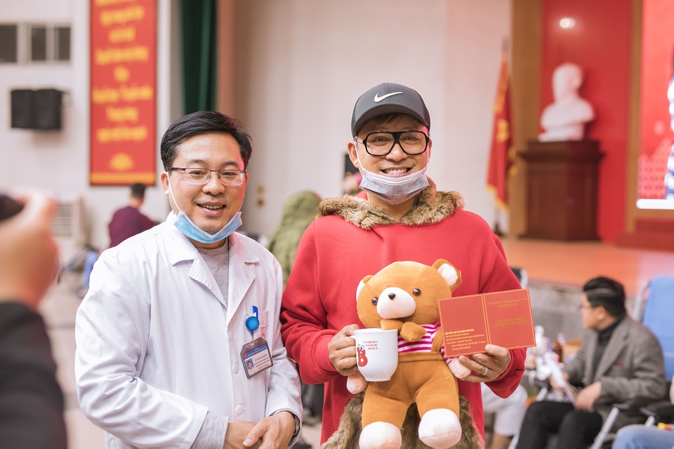 Tuấn Hưng đeo khẩu trang đi hiến máu tình nguyện - 4 Tuấn Hưng đeo khẩu trang đi hiến máu tình nguyện - 4