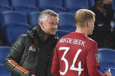HLV Solskjaer: "Van De Beek đang không hạnh phúc"