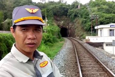 Học sinh Nha Trang chui hầm tàu hỏa, băng đường sắt đến trường