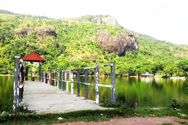 Bí thư Huyện ủy bị cảnh cáo Đảng vì vỡ nợ, để vợ làm du lịch “chui”