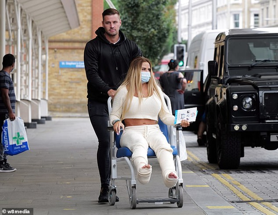 Bạn trai bế Katie Price rời bệnh viện sau ca phẫu thuật chân - 5 Bạn trai bế Katie Price rời bệnh viện sau ca phẫu thuật chân - 5