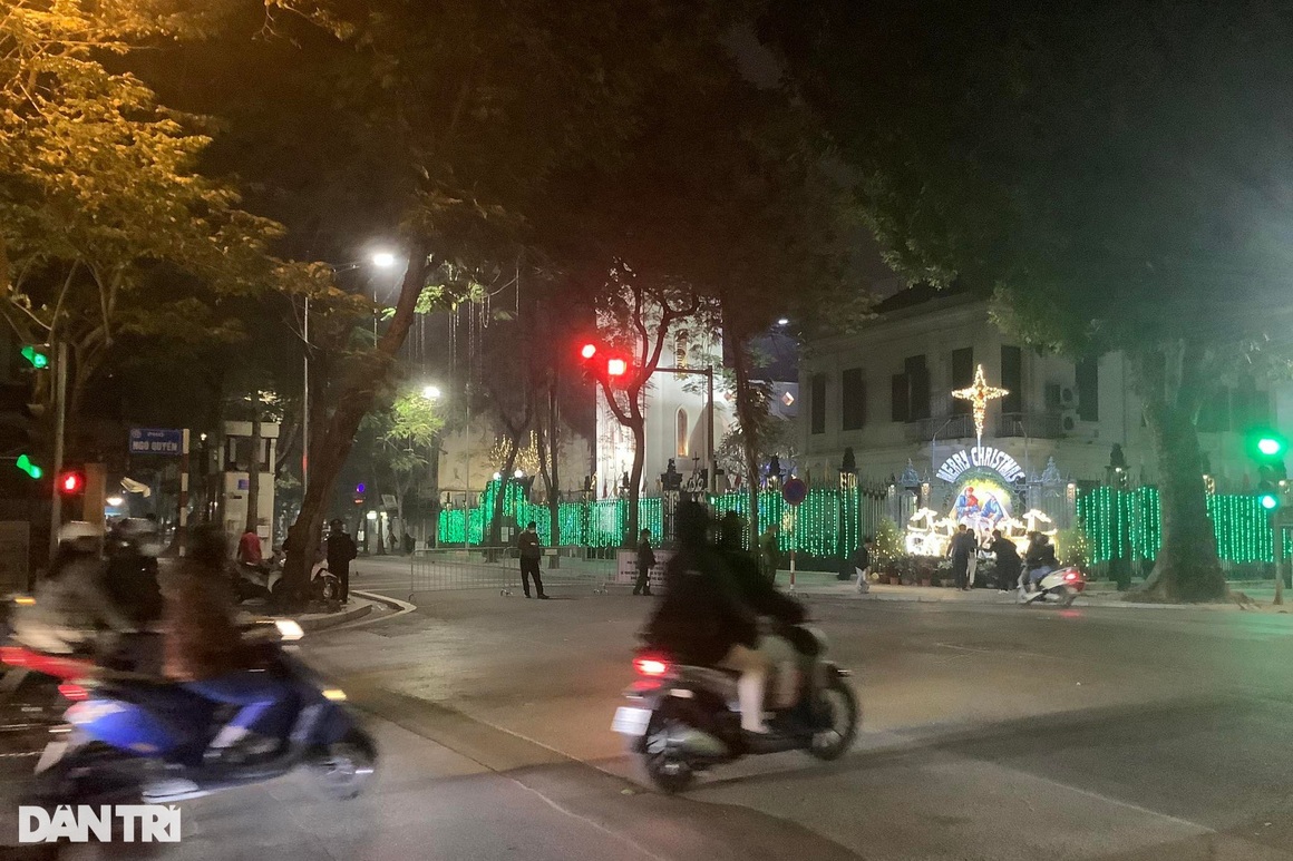 Hàng Mã và Nhà thờ Lớn cấm ra vào, đường phố Hà Nội vắng vẻ đêm Giáng sinh - 12 Hàng Mã và Nhà thờ Lớn cấm ra vào, đường phố Hà Nội vắng vẻ đêm Giáng sinh - 12